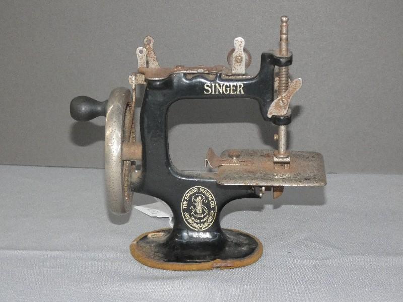 Vintage Singer Childs Sewing Machine sold at auction on 14th January ... Vintage Singer Childs Sewing Machine sold at auction on 14th January ...