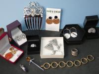 652 · ASSORTED DECORATIVE JEWELLERY