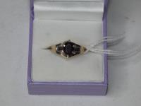 844 · 9CT GOLD GARNET SET RING