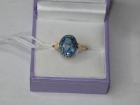 846 · GOLD RING SET WITH BLUE FACETE