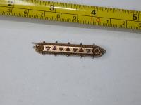 861 · 9CT GOLD VICTORIAN BROOCH WITH