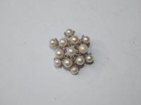 870 · A PEARL MOUNTED SILVER STAR BR