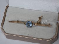 874 · 9CT GOLD BAR BROOCH WITH BLUE