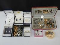 904 · TRAY WITH ASSORTED JEWELLERY I