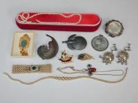 926 · BOX OF JEWELLERY INCLUDING FRE