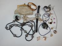 933 · BOX OF JEWELLERY, GLO MESH PUR