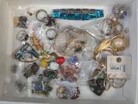 939 · BOX OF ASSORTED JEWELLERY
