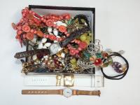 945 · BOX WITH ASSORTED JEWELLERY