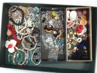 948 · TRAY OF ASSORTED JEWELLERY