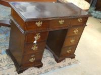 1066 · MAHOGANY 9 DRAWER KNEEHOLE DES