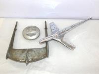 2 BONNET EMBLEMS & A LEYLAND B