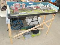 SMALL MODEL TRAIN LAYOUT