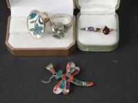 884 · SMALL GROUP OF ASSORTED JEWELL