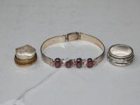 902 · 2 RINGS & A BRACELET