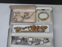 TRAY OF JEWELLERY INCLUDING LA