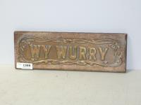 1369 · OAK & BRASS PLAQUE 'WHY WURRY'