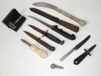 1477 · TRAY WITH VARIOIUS KNIVES & A