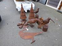 BOX OF METAL DECORATIVE ITEMS