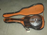 1038 · A MELODY GUITAR & CASE