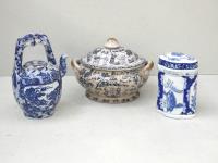 154 · BLUE & WHITE TEA POT, LIDDED C