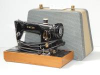 200 · CASED VINTAGE SINGER SEWING MA